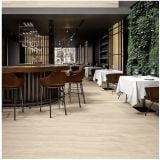 Gresie Via Appia Beige Mat 60x120 cm – ambient comercial, restaurant elegant cu pardoseala beige si perete verde vertical