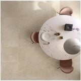 Gresie Via Appia Beige Mat 30x60 cm – ambient living, masa rotunda cu scaune roz pe pardoseala bej