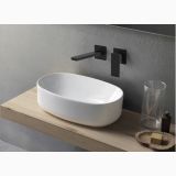 Robinet din Perete Paffoni Elle Negru mat 20 cm – ambient baie, chiuveta ovala pe blat lemn, robinet negru mat, pe perete