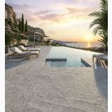 Gresie Exterior Roccia Grigio Antislip 30.5x61 cm – ambient piscina, terasa piscina infinity cu vedere la mare, apus, pe pardoseala