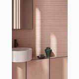 Gresie Nuances Rose Mat 120x120 cm – ambient baie, perete roz striat, blat placat, lavoar alb rotund, vaza verde
