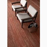 Gresie I Travertini Rosso Vein Cut 80x160 cm – ambient living, doua fotolii albe pe pardoseala rosiatica cu geanta