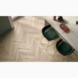 Gresie de Exterior Imitatie Lemn Allure Rovere Amande Mat 30x120x2 cm – ambient bucatarie, pardoseala imitatie lemn cu scaune verzi si insula alba