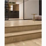 Gresie de Exterior Imitatie Lemn Allure Rovere Naturel Mat 30x120x2 cm – ambient living, living modern cu trepte lemn, bar si scaune negre, pe pardoseala