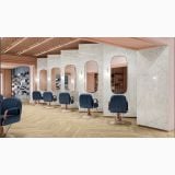 Gresie de Exterior Imitatie Lemn Allure Rovere Naturel Mat 30x120x2 cm – ambient comercial, salon coafor cu pardoseala lemn si scaune bleumarin