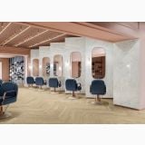 Gresie Imitatie Lemn Allure Rovere Naturel Mat 20x120 cm – ambient comercial, salon coafor cu pardoseala lemn, pereti marmura roz