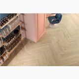 Gresie de Exterior Imitatie Lemn Allure Rovere Naturel Mat 30x120x2 cm – ambient comercial, salon cu pardoseala lemn si scaun albastru catifea
