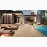 Gresie de Exterior Imitatie Lemn Allure Rovere Amande Mat 30x120x2 cm – ambient piscina, terasa lemn cu sezlonguri langa piscina moderna, pe pardoseala