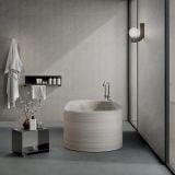 Gresie Cliff Ash Mat 60x60 cm – ambient baie, baie moderna cu cada rotunda si halat agatat, pe pardoseala