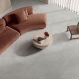 Gresie Cliff Ash Mat 60x60 cm – ambient living, living cu canapea roz si pardoseala gresie gri