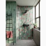 Faianta ABK Poetry Colors Sage Lucios Brick 7,5x15 cm – ambient baie, dus cu faianta verde si roz, scara lemn, pe perete