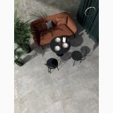 Gresie Ghost Sage Mat 60x120 cm – ambient living, vedere de sus living cu canapea portocalie si scaune negre, pe pardoseala