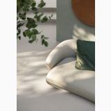 Faianta Nuances Salvia Ribbed 60x120 cm – ambient terasa, canapea alba pe terasa langa perete verde riflat