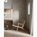 Gresie Portelanata DUO Back Sand Mat 120x120 cm – ambient living, living minimalist cu scaun lemn si perete gresie gri, pe pardoseala