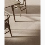 Gresie Portelanata DUO Back Sand Mat 120x120 cm – ambient living, masa si scaune lemn pe pardoseala gresie nisipie