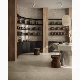 Gresie Bergstone Sand 60x120 cm – ambient comercial, spatiu comercial cu rafturi lemn, pardoseala gresie deschisa