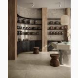 Gresie Bergstone Sand 60x60 cm – ambient comercial, spatiu comercial cu rafturi lemn si pardoseala gresie deschisa