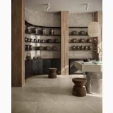 Gresie Bergstone Sand 120x120 cm – ambient comercial, spatiu comercial cu pardoseala gresie, rafturi lemn si taburete