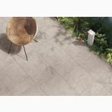 Gresie Atlantis Sand Hammered 60x120 cm – ambient terasa, terasa exterioara cu gresie gri, scaun rachita si plante, pe pardoseala