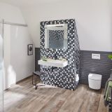 Panou autoportant Schluter Kerdi Board 38x625x1250 mm – ambient baie, baie moderna cu mozaic negru-alb si pardoseala lemn, pe pardoseala si perete