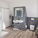 Panou autoportant Schluter Kerdi Board 38x625x2600 mm – ambient baie, baie moderna cu mozaic gri, chiuveta suspendata si toaleta, pe perete