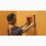 Nisa Baie Prefefabricata Schluter Kerdi Board N 40x40 cm – detaliu, muncitor instaleaza nisa prefabricata in perete placat