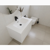 Mobilier Baie Riflat Dune Finisaj Alb Mat 80 cm – ambient baie, lavoar suspendat alb mat cu robinet negru si oglinda rotunda, pe perete