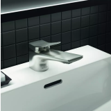 Baterie lavoar Ideal Standard Atelier Conca Silver Storm – detaliu, baterie metalica pe lavoar alb, perete negru mozaic