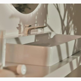 Baterie lavoar Ideal Standard Atelier Conca Silver Storm – ambient baie, baterie lavoar argintie pe lavoar alb, umbre plante, pe perete