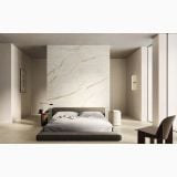 Gresie Portelanata Italgraniti Calacatta Extra Stripe 60x120 cm – ambient dormitor, dormitor modern cu perete accent marmura alba