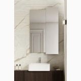 Gresie Portelanata Italgraniti Calacatta Extra Stripe 60x120 cm – ambient baie, baie moderna cu oglinda, lavoar alb si mobilier maro, pe perete