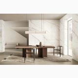 Gresie Portelanata Italgraniti Calacatta Top 120x120 cm Mat – ambient living, living modern cu masa lemn si perete marmura mata