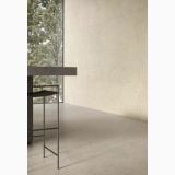 Gresie Portelanata Calcis Avorio Mat 60x120 cm – ambient living, living modern cu perete gresie bej si scaun bar
