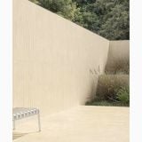 Gresie Portelanata Calcis Avorio Mat Antislip 60x120 cm – ambient exterior, perete si pardoseala exterioara langa gradina cu iarba