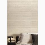 Gresie Portelanata Decor Riflat Calcis Avorio Stripe 60x120 cm – ambient dormitor, dormitor cu perete striat, canapea si lampa neagra
