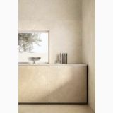 Gresie Portelanata Calcis Crema Mat 120x120 cm – ambient bucatarie, bucatarie minimalista cu blat si perete crem mat