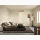 Gresie Portelanata Decor Riflat Calcis Crema Stripe 60x120 cm – ambient dormitor, dormitor minimalist cu pat maro si perete striat crem