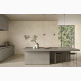 Gresie Portelanata Calcis Visone Mat 120x120 cm – ambient bucatarie, bucatarie minimalista cu insula gri si perete travertin