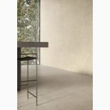 Gresie Portelanata Calcis Visone Mat 60x60 cm – ambient living, living modern cu perete gresie bej si scaun bar