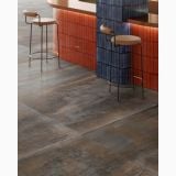 Gresie Portelanata Dripart Iron Mat 30x60 cm – ambient comercial, zona bar cu scaune inalte pe pardoseala gri