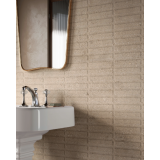 Gresie Portelanata DUO Deco Sand 02 60x120 cm – ambient baie, chiuveta alba cu oglinda aurie si perete texturat