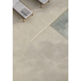 Gresie Portelanata I Cementi Beige 60x60 cm – ambient piscina, terasa piscina cu gresie beige si sezlonguri lemn, pe pardoseala