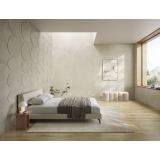 Gresie Portelanata I Cementi Beige 60x60 cm – ambient dormitor, dormitor minimalist cu perete texturat, pat si banca tapitata