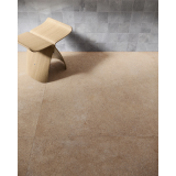 Gresie Portelanata DUO Back Caramel Mat 120x120 cm – ambient living, scaun lemn pe gresie caramel, perete gri texturat, pe pardoseala