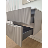 Mobilier Baie Riflat Easy Finisaj Tortora Cu Doua Sertare L.70 cm – ambient baie, mobilier suspendat gri cu sertare rifluite deschise