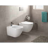 Vas WC Suspendat Tesi AquaBlade Ideal Standard Cu Capac Soft Close Slim Alb Mat – ambient baie, vas wc suspendat si bidou alb, prosop turcoaz, pe perete