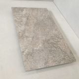 Gresie Exterior Roccia Sabbia Antislip 30.5x61 cm – placa gresie texturata gri pe fundal neutru