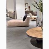 Gresie Concrete Iron 60x120x0.48 cm – ambient living, living modern cu canapea bej si masuta lemn, pe pardoseala