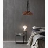 Gresie Concrete Grey Mat 60x120x0.48 cm – ambient dormitor, dormitor gri cu pat lenjerie neutra si lampa aprinsa, pe pardoseala