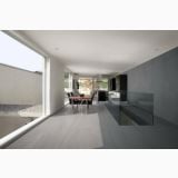 Gresie Concrete Grey Mat 60x120x0.48 cm – ambient living, living minimalist cu pardoseala gri si perete antracit